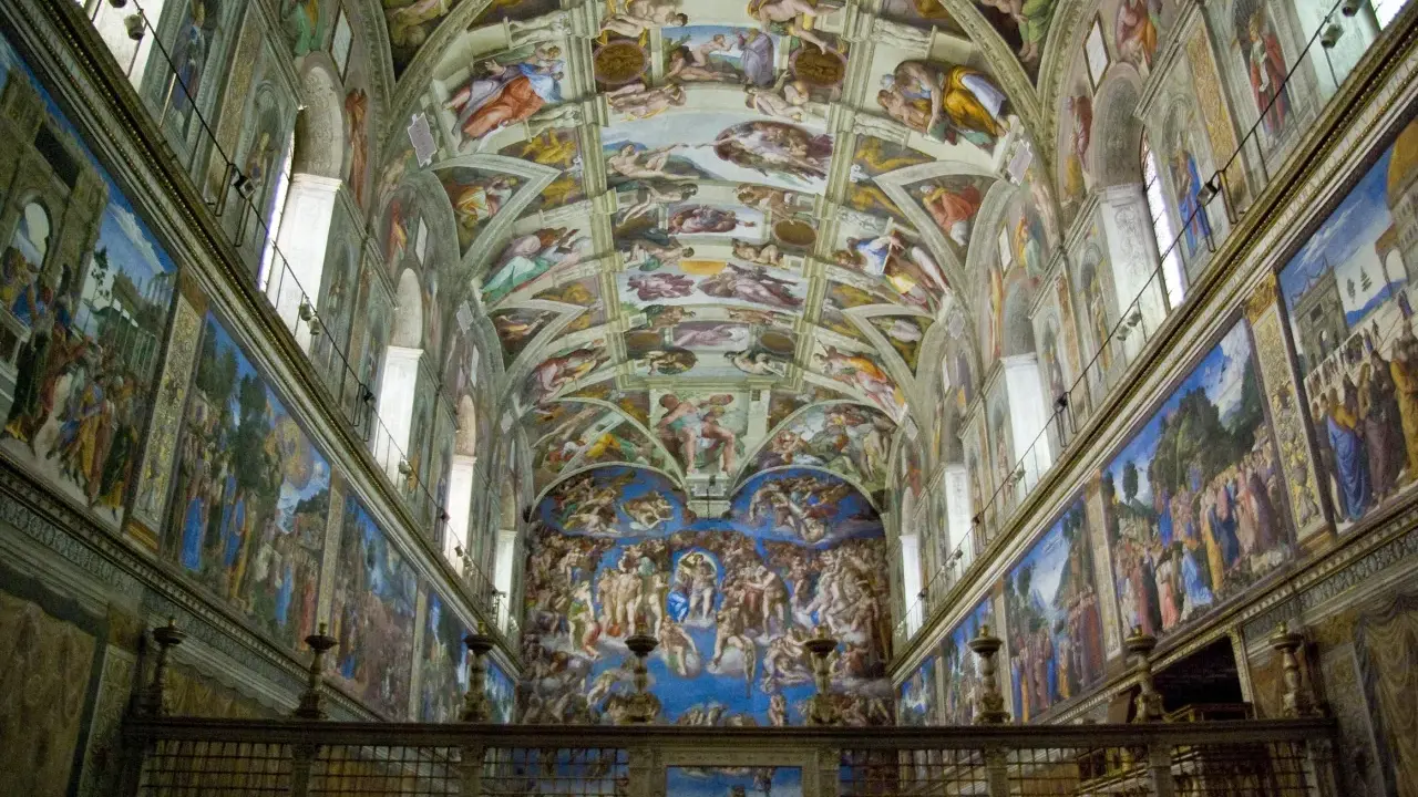 La Cappella Sistina, capolavoro di chi ha dipinto la cappella Sistina, con affreschi mozzafiato sul soffitto e sulle pareti.