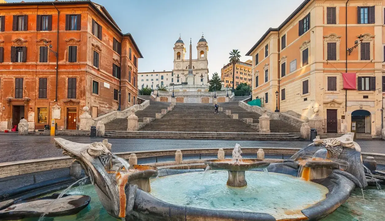 Fontana della Barcaccia e scalinata di Trinità dei Monti, un luogo iconico di Roma. Si chiama Piazza di Spagna per via dell'ambasciata spagnola.