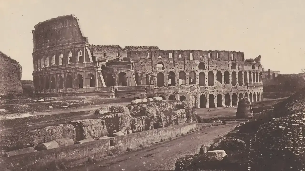 Il Colosseo, maestoso e in rovina, mostra la sua grandezza passata. Un'istantanea del Colosseo prima e dopo il tempo.