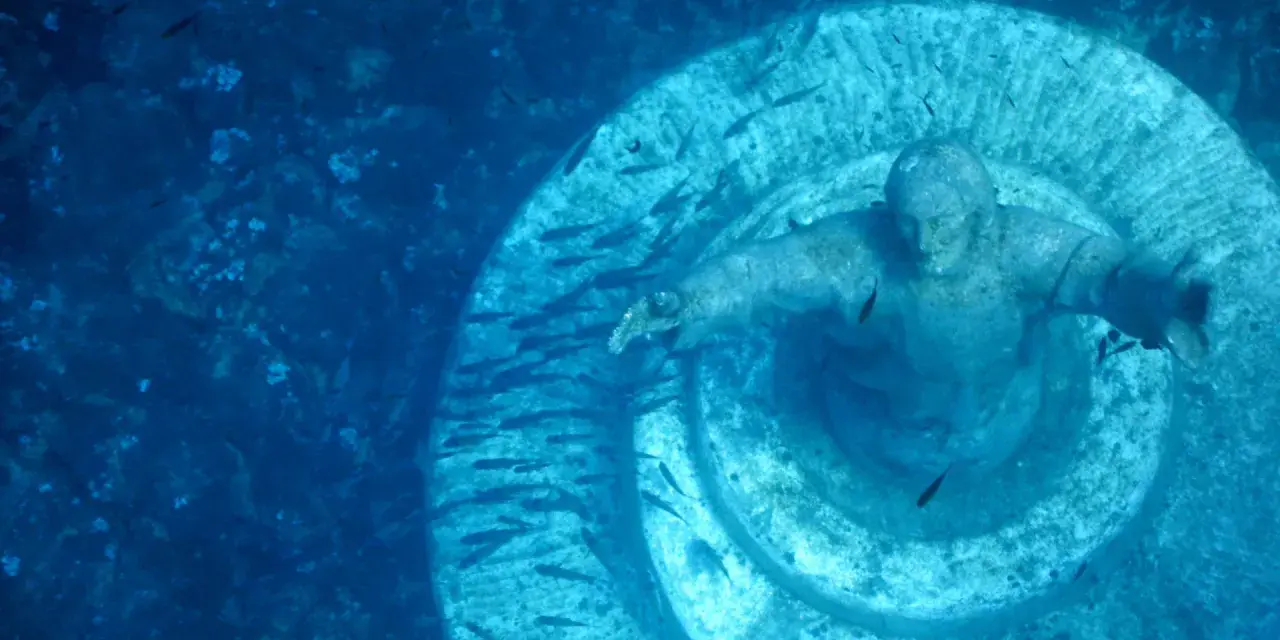 Il Cristo sommerso di San Fruttuoso, circondato da pesci, veglia sul fondale marino.