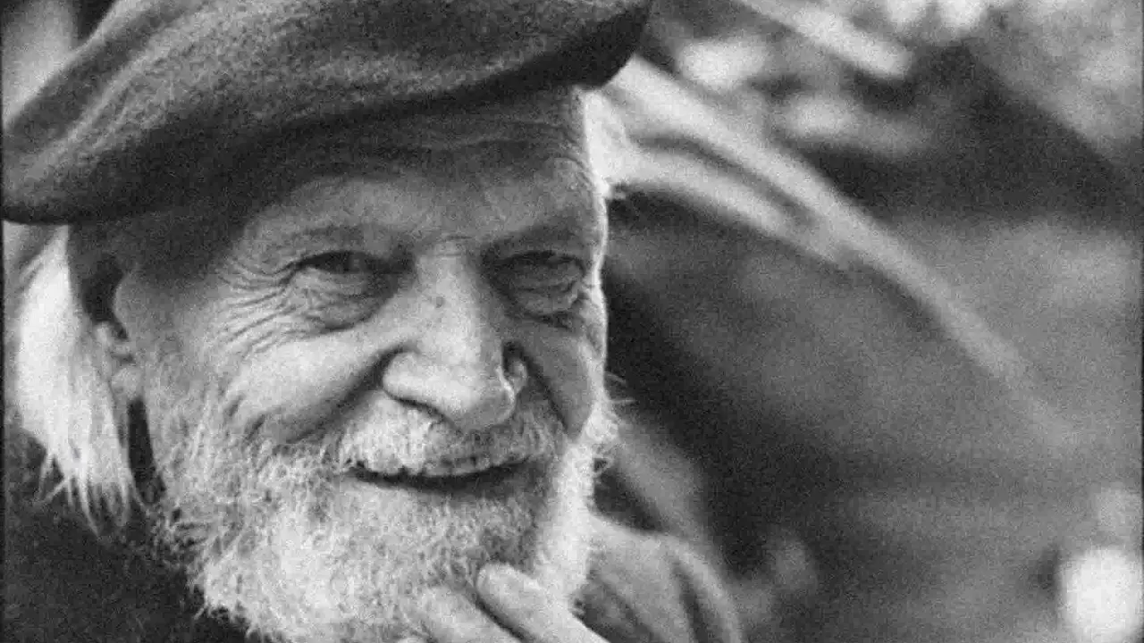 Ritratto di un anziano con barba e berretto, che ricorda l'umanità e la profondità dei "fratelli Ungaretti" in un'analisi poetica.