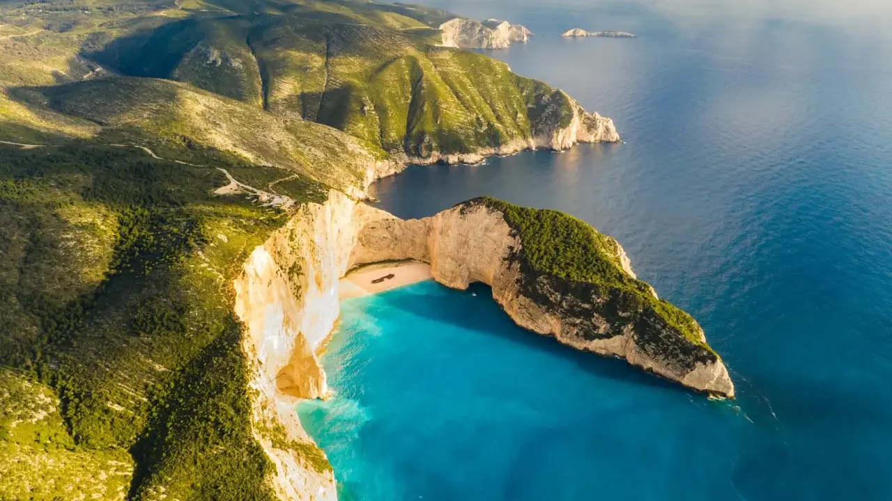 Scogliere bianche e mare turchese a Zacinto, un vero enjambement naturale che invita all'esplorazione.