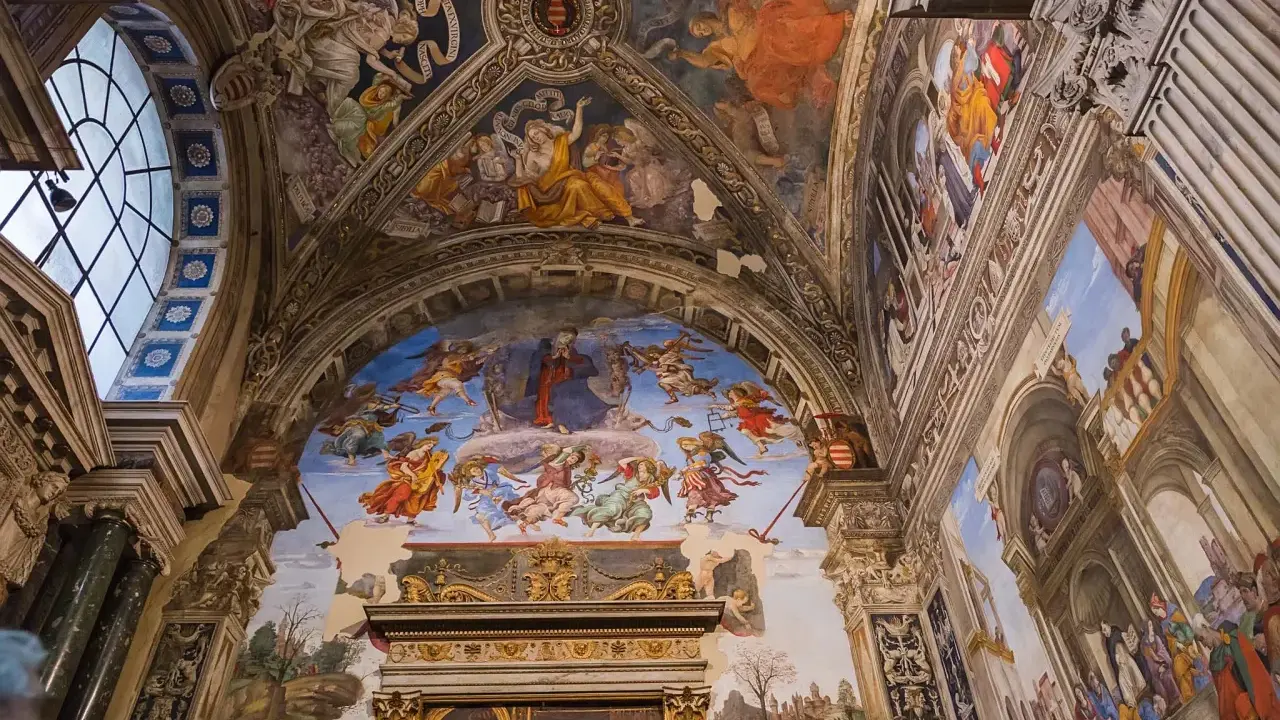 Affreschi mozzafiato adornano le volte di chiese a Roma, raffiguranti scene celesti e figure bibliche con colori vibranti.