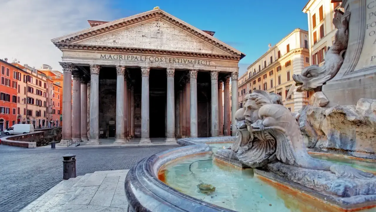 Il Pantheon di Roma, con la scritta "M. AGRIPPA L. F. COS. TERTIUM FECIT", si affaccia su una piazza con una fontana.