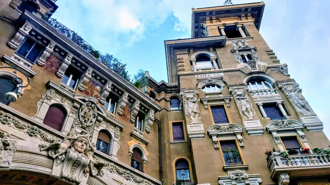 Dettagli architettonici unici nel quartiere Coppedè, con sculture e decorazioni elaborate che adornano gli interni e gli esterni degli edifici.
