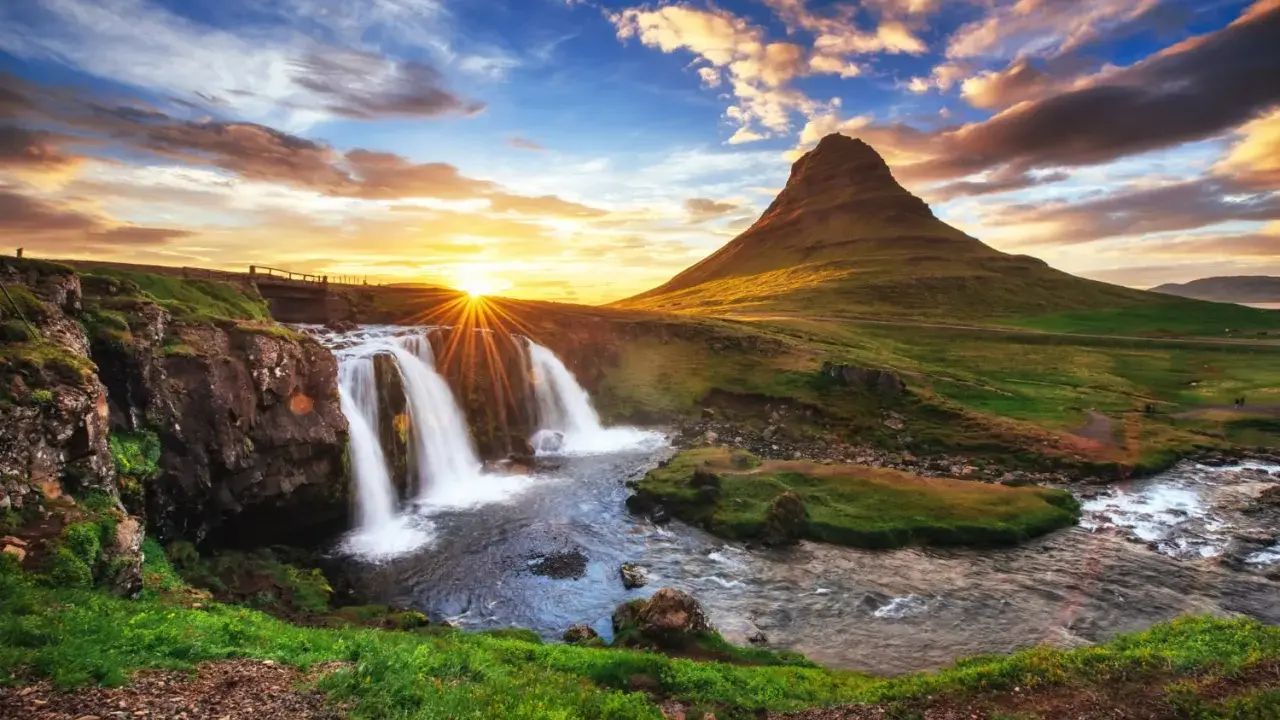Cascata islandese al tramonto, un dialogo silenzioso tra la natura e l'anima di un islandese.