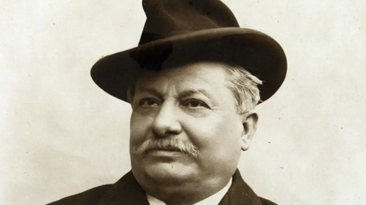 Ritratto di un uomo con cappello, baffi e giacca. Forse l'ultimo sogno di Pascoli.