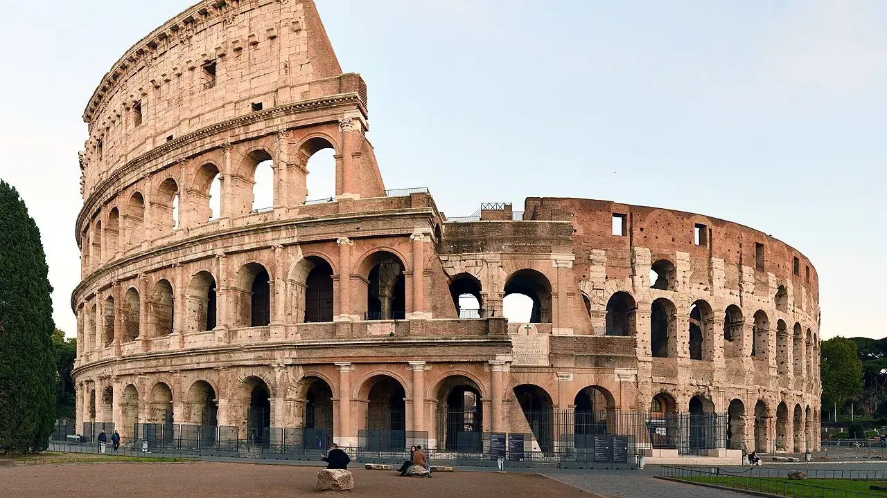 Il Colosseo come era, maestoso anfiteatro romano con le sue arcate imponenti, testimone di epoche passate.