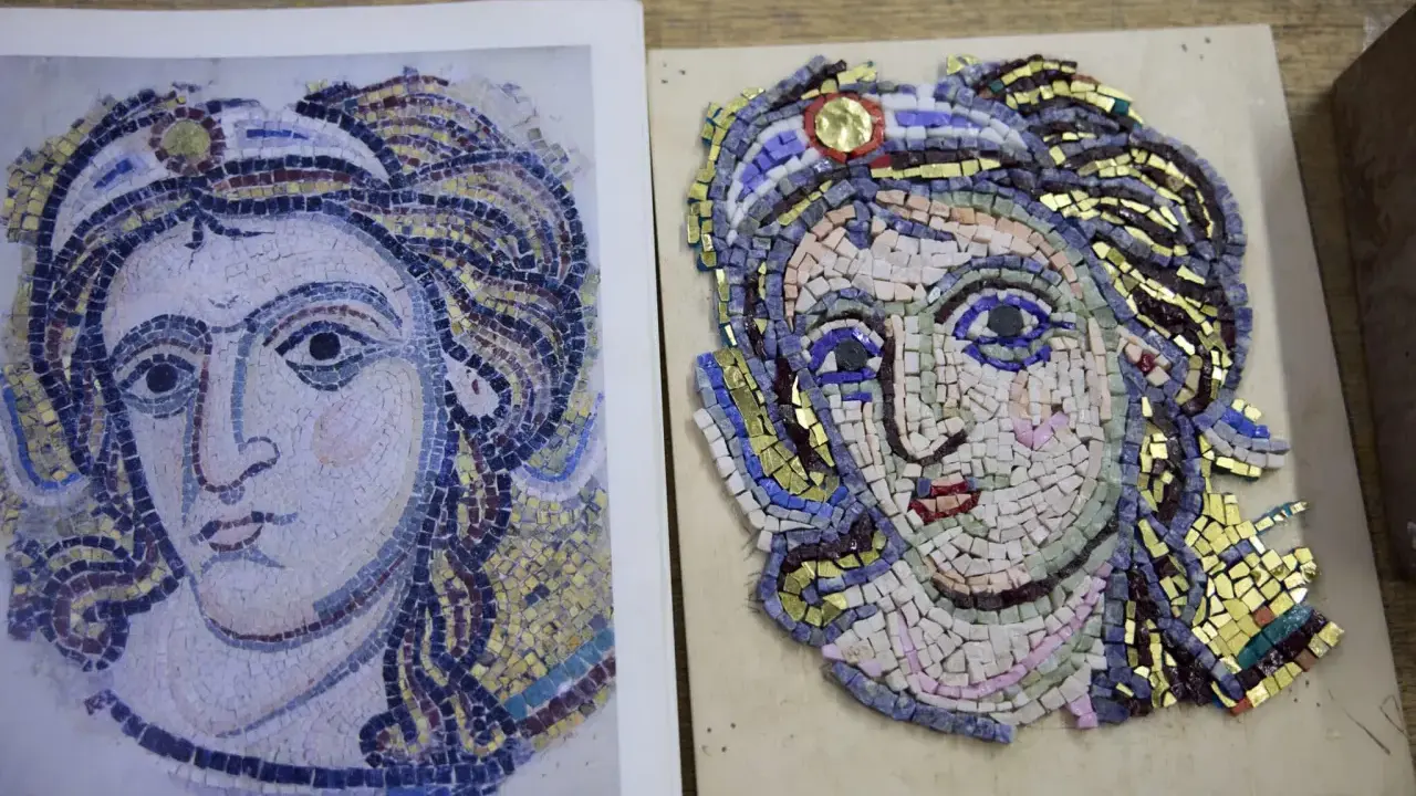 Creazione di un mosaico ispirato ai famosi mosaici romani, con un volto femminile dettagliato e colorato.