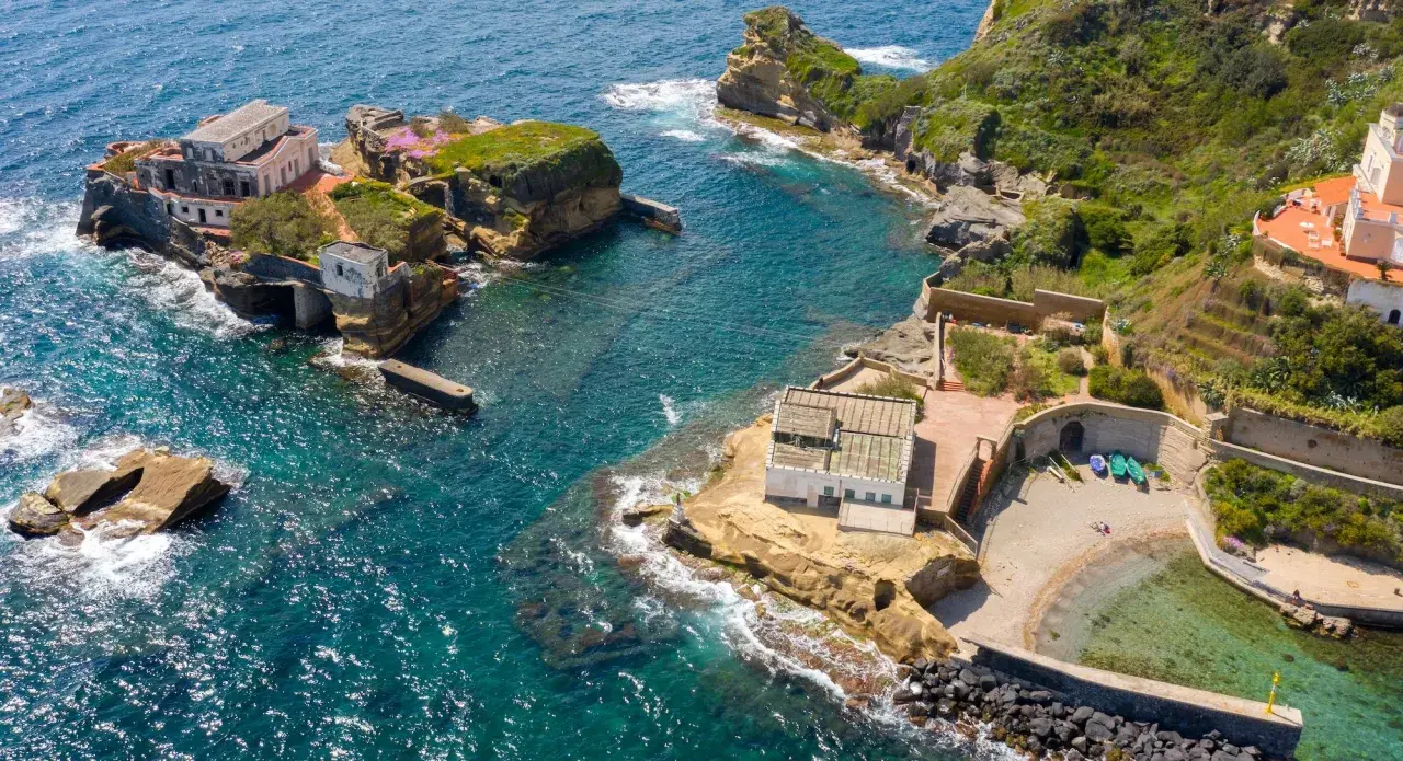 Napoli, mare bello con ville storiche su scogliere rocciose e acque cristalline. Un angolo di paradiso.