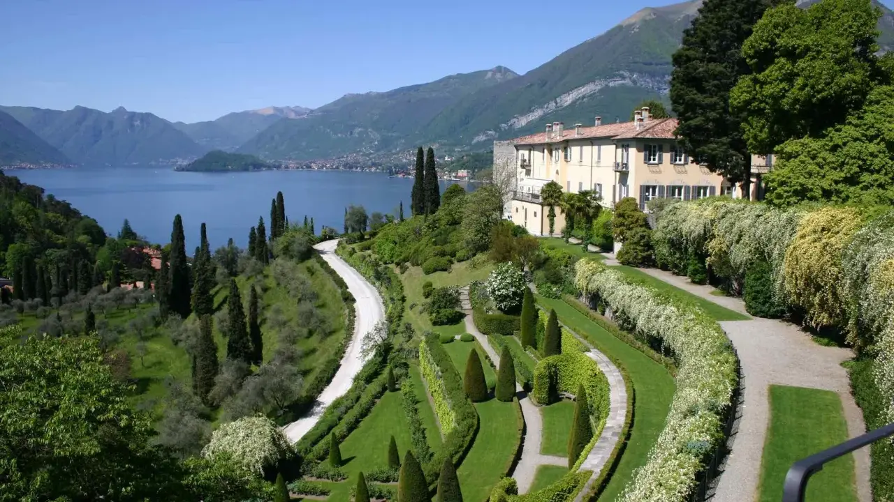 Giardini curati e villa storica affacciata sul lago, un'incantevole vista di cosa vedere a Bellagio.