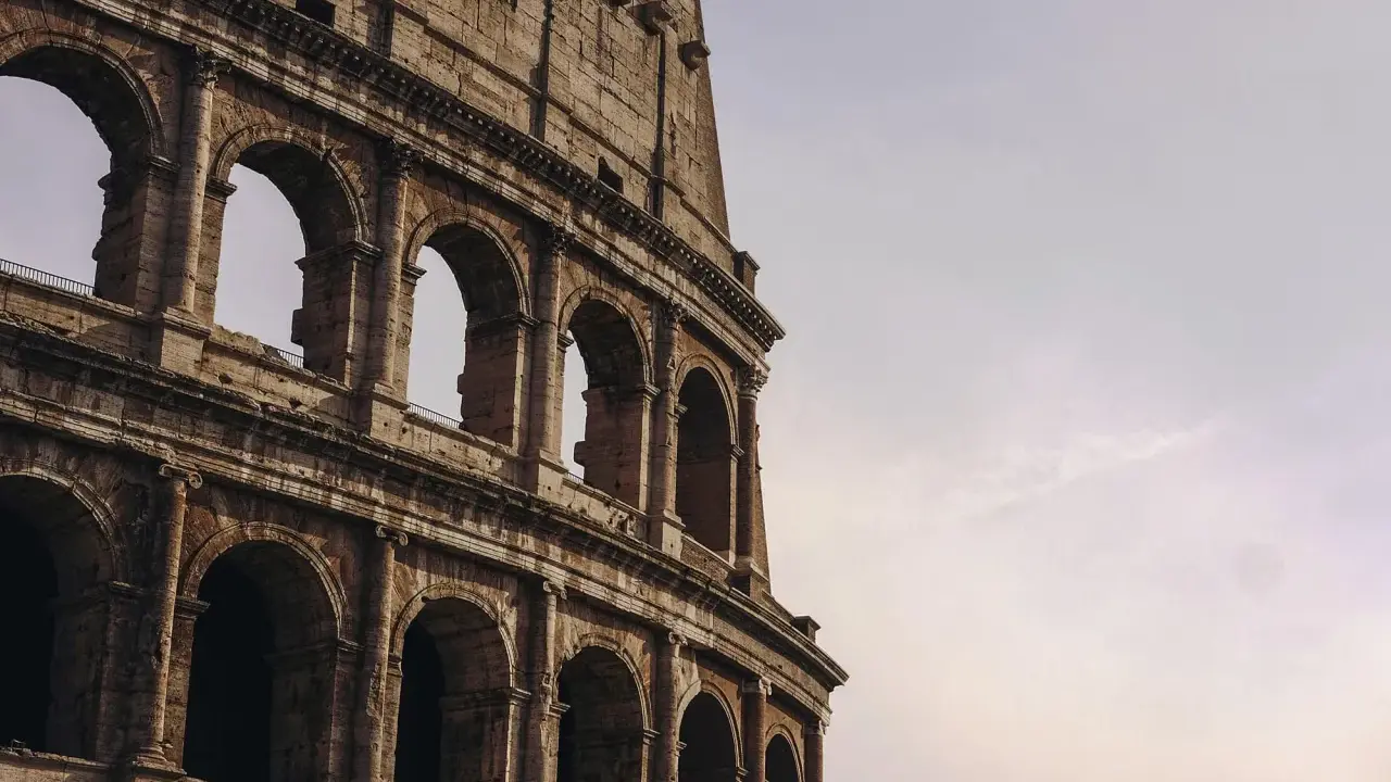 Il Colosseo, con i suoi imponenti archi, fa immaginare quanti posti aveva per accogliere migliaia di spettatori.