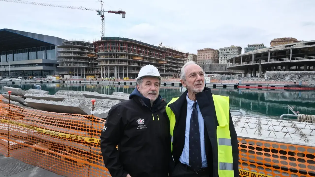Renzo Piano a Genova, con il sindaco Marco Bucci, osserva il cantiere del waterfront.