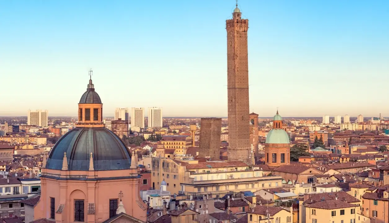 Torri e cupole dominano lo skyline di Bologna, città famosa per la sua architettura medievale e le sue torri iconiche.