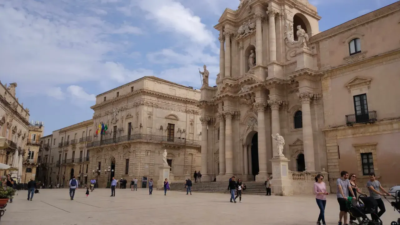 Piazza Duomo a Siracusa, con la cattedrale barocca e il palazzo senatorio. Un luogo perfetto per iniziare a capire come arrivare a Siracusa e godersi la Sicilia.
