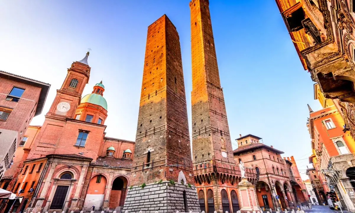 Le Due Torri e la Basilica di San Petronio, icone di Bologna, sono imperdibili per chi cerca cosa visitare Bologna.