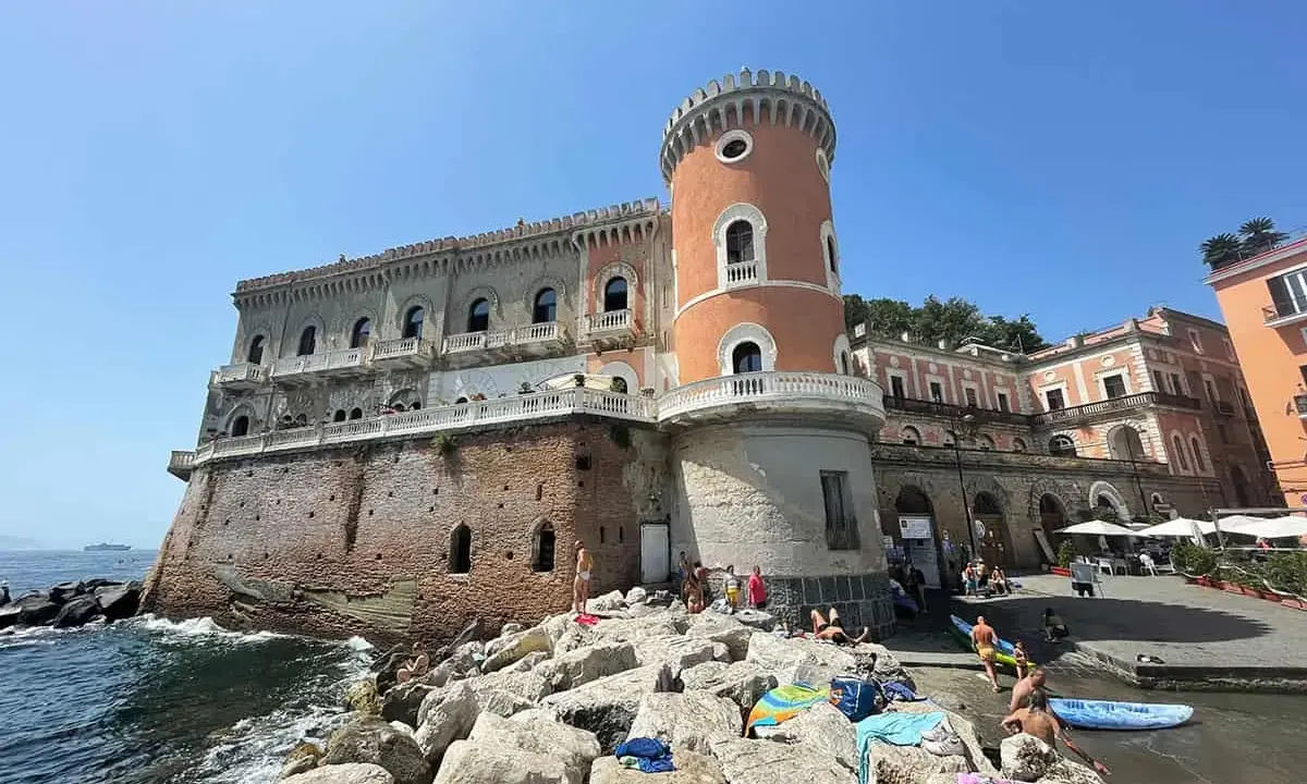 Un perfetto week end a Napoli: Castel dell'Ovo baciato dal sole, gente che prende il sole e si gode il mare.