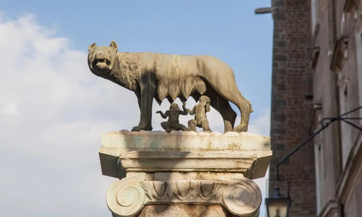 La Lupa Capitolina allatta Romolo e Remo, un'icona della leggenda di Roma per bambini.