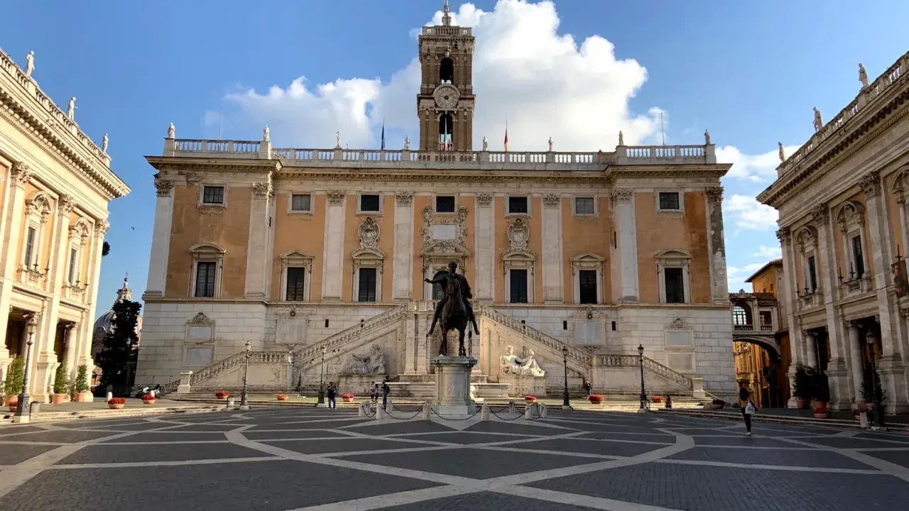 Piazza del Campidoglio con la statua equestre e il Palazzo Senatorio. Le oche del Campidoglio, simbolo di Roma, vegliano sulla piazza.