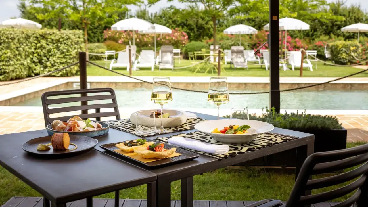 Un pranzo all'aperto con vino e stuzzichini, perfetto per capire cosa si fa a Ferragosto.