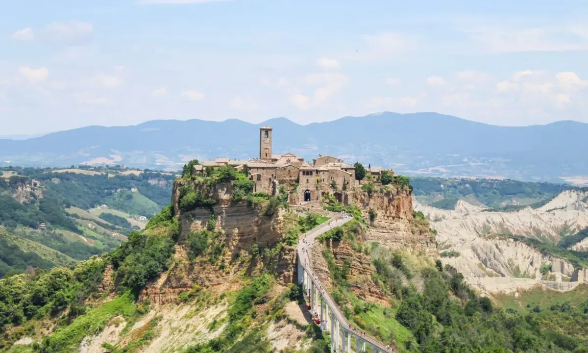 Civita di Bagnoregio, un borgo arroccato su una rupe, perfetto per le gite di 1 giorno da Roma.