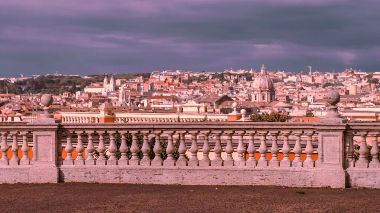 Vista panoramica di Roma con cupole e tetti, ideale per sapere dove vedere il tramonto a Roma.