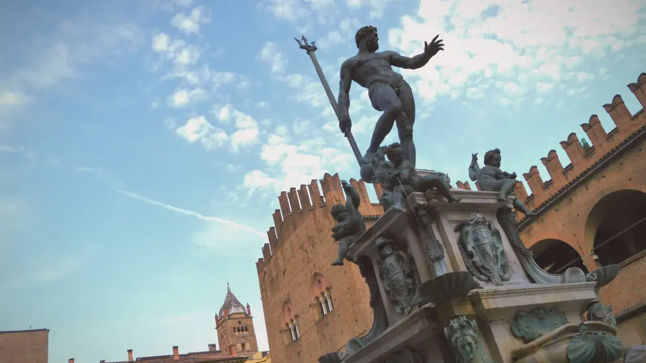 Fontana del Nettuno, simbolo di Bologna. Ideale per chi cerca dove alloggiare a Bologna, vicino a monumenti e portici.