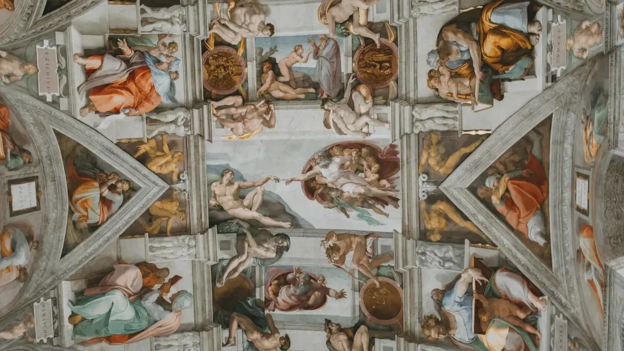 Dettaglio della volta della Cappella Sistina di Michelangelo, con la Creazione di Adamo al centro e profeti e sibille ai lati.