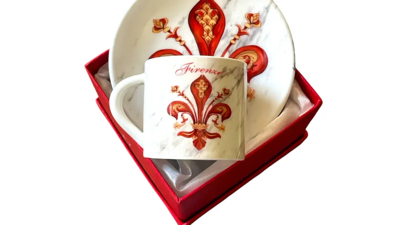Tazzina e piattino con giglio, uno dei simboli di Firenze, in confezione regalo rossa.