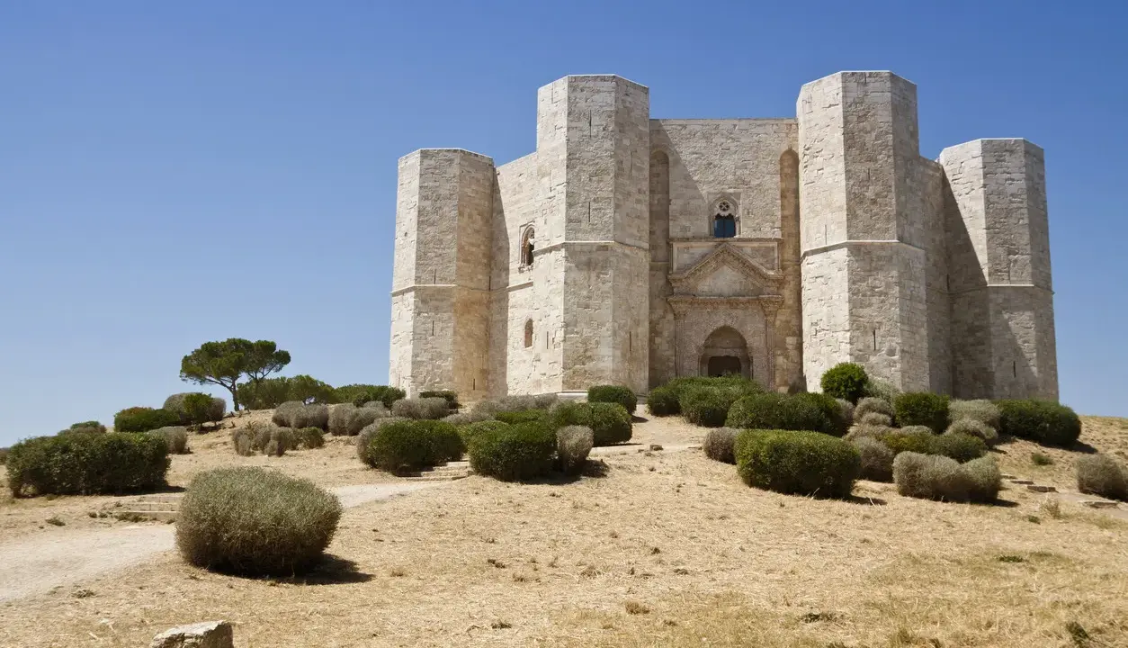 Castel del Monte, un gioiello del patrimonio UNESCO Puglia, domina la collina con la sua architettura ottagonale unica.