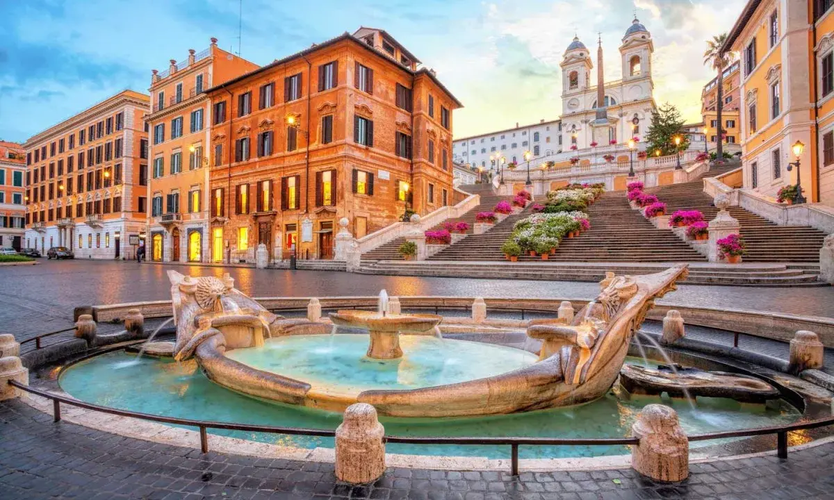 Fontana della Barcaccia e la scalinata di Trinità dei Monti, un luogo iconico di Roma. Curiosità: la fontana fu danneggiata dai soldati francesi nel 1798.