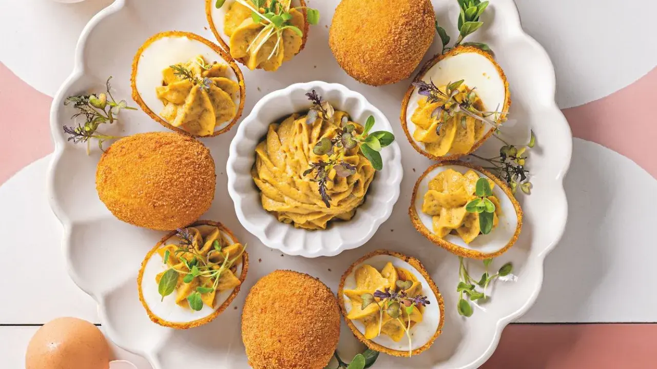Uova ripiene dorate e croccanti, perfette per scoprire cosa fare a Pasqua. Un'idea sfiziosa e colorata per il tuo menu pasquale.