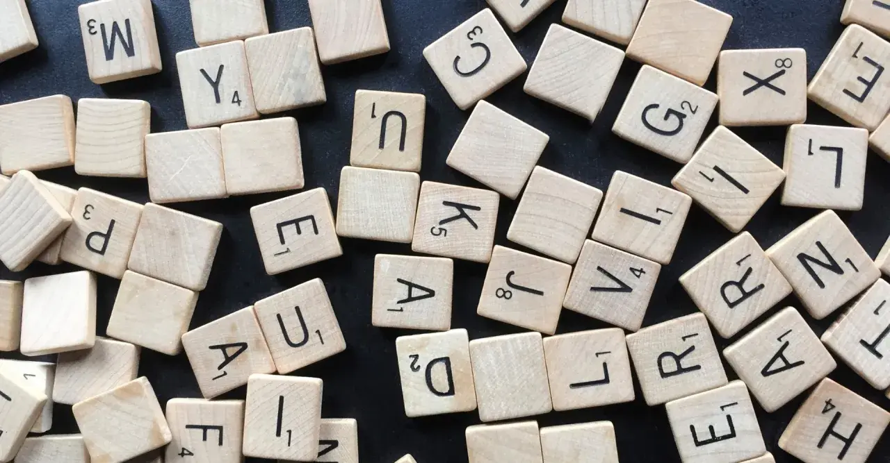 Tessere di un gioco di parole sparse, come una zeugma figura retorica che unisce parole e significati diversi.