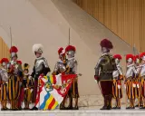 Guardie svizzere in alta uniforme, con alabarde e stendardo. Forse il loro celibato spiega perché le guardie svizzere non si possono sposare.