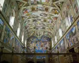 La Cappella Sistina, capolavoro di chi ha dipinto la cappella Sistina, con affreschi mozzafiato sul soffitto e sulle pareti.