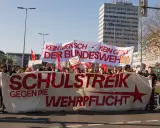 Giovani in protesta con uno striscione "Scuola contro la leva obbligatoria". Una vera lotta senza quartiere per la pace.