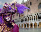 Un elaborato costume di Carnevale a Venezia, uno dei carnevali famosi in Italia, con maschera viola e oro, piume e perline.