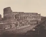 Il Colosseo, maestoso e in rovina, mostra la sua grandezza passata. Un'istantanea del Colosseo prima e dopo il tempo.