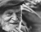 Ritratto di un anziano con barba e berretto, che ricorda l'umanità e la profondità dei "fratelli Ungaretti" in un'analisi poetica.