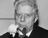 Un uomo con una rosa bianca al bavero, come se "ho sceso dandoti il braccio" fosse un ricordo dolce.
