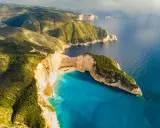 Scogliere bianche e mare turchese a Zacinto, un vero enjambement naturale che invita all'esplorazione.