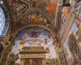 Affreschi mozzafiato adornano le volte di chiese a Roma, raffiguranti scene celesti e figure bibliche con colori vibranti.