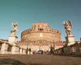Ponte Sant'Angelo con statue di angeli e Castel Sant'Angelo, un tempo prigioni, sullo sfondo.