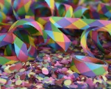 Nastrono colorato e coriandoli, perfetti per quando si festeggia Carnevale con allegria e divertimento.