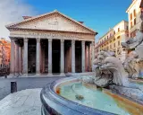 Il Pantheon di Roma, con la scritta "M. AGRIPPA L. F. COS. TERTIUM FECIT", si affaccia su una piazza con una fontana.