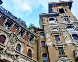 Dettagli architettonici unici nel quartiere Coppedè, con sculture e decorazioni elaborate che adornano gli interni e gli esterni degli edifici.