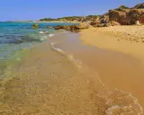 Spiagge libere in Puglia: sabbia dorata, acque cristalline e scogliere naturali. Un angolo di paradiso per godersi il sole e il mare.