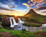 Cascata islandese al tramonto, un dialogo silenzioso tra la natura e l'anima di un islandese.