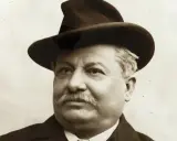 Ritratto di un uomo con cappello, baffi e giacca. Forse l'ultimo sogno di Pascoli.