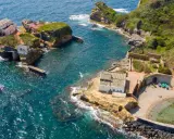 Napoli, mare bello con ville storiche su scogliere rocciose e acque cristalline. Un angolo di paradiso.